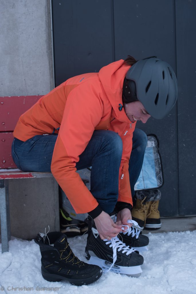Schlittschuhe schnüren