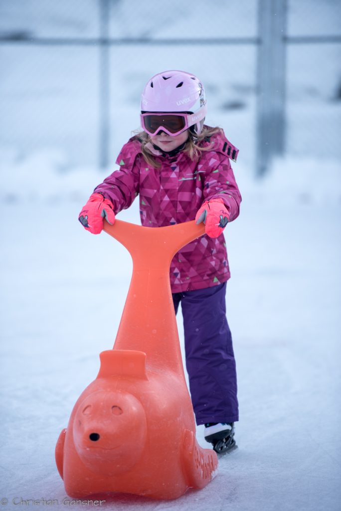 Erste Versuche auf den Schlittschuhen