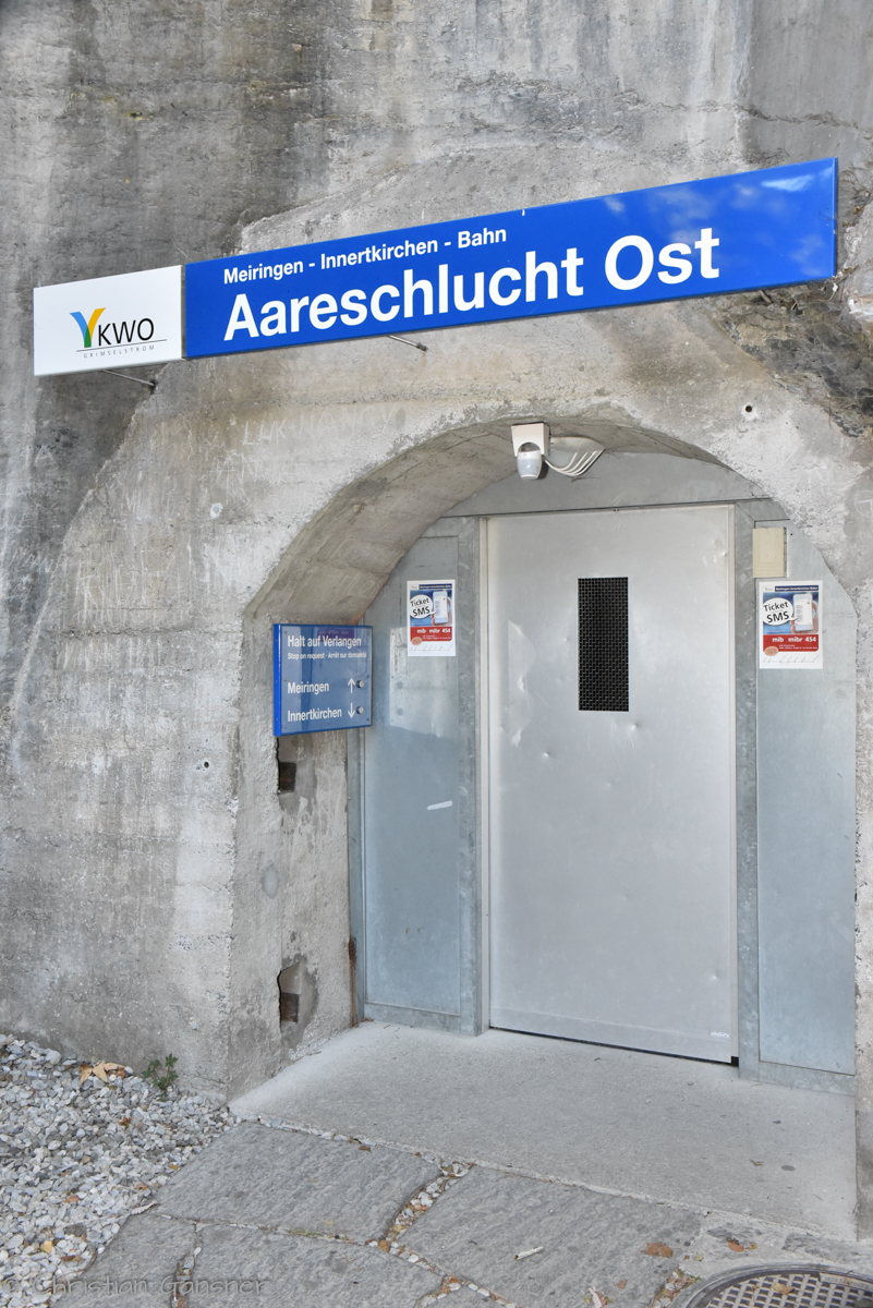 vor verschlossener Tür  