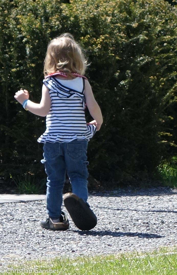 Ich gehe das Dreirad der Nachbarn holen 