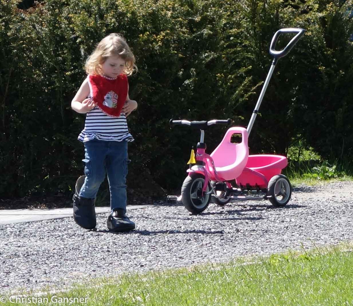 mit so grossen Füssen geht Dreiradfahren nicht  