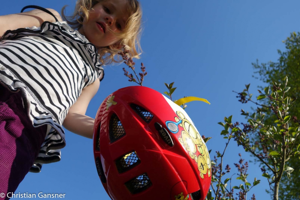 Ich hänge den Helm einmal an das Ästchen  