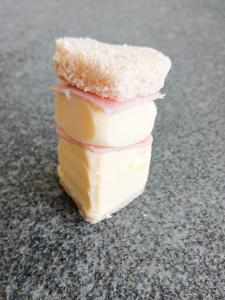 Herzsandwiche aus Brot, Babybell, Schinken, Butter und das alles mit ganz viel Liebe