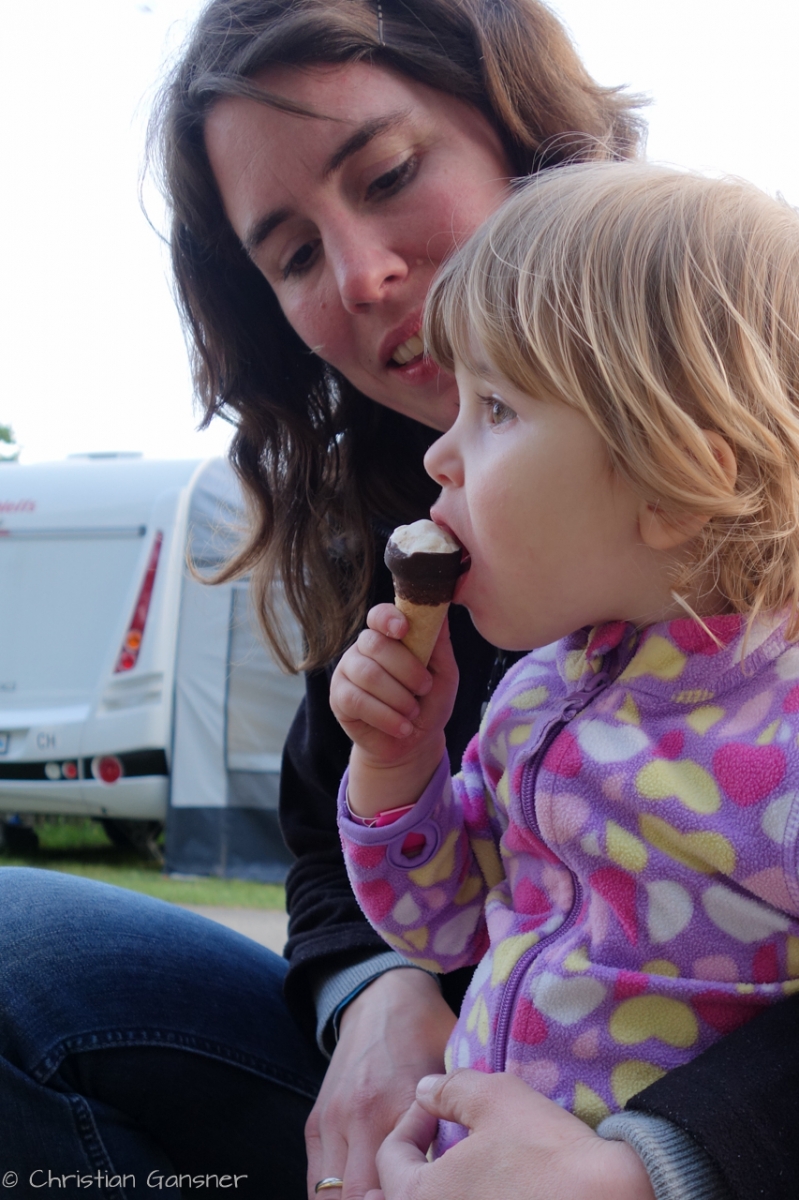 Flurinas erstes Glace der Saison   