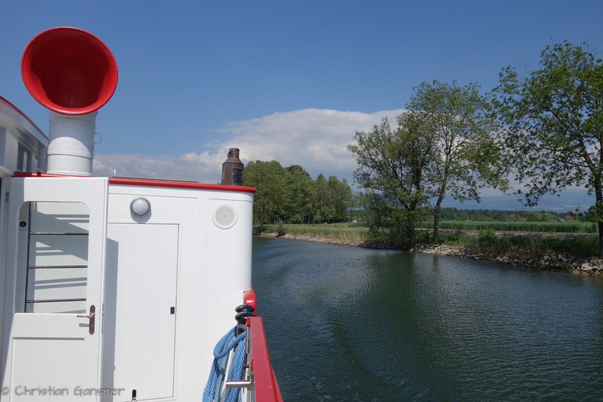 Mit dem Dampfschiff im Broyekanal   