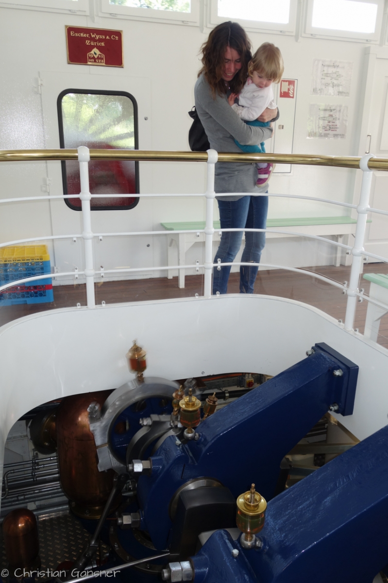 noch ist das Dampfschiff etwas ungewohnt   