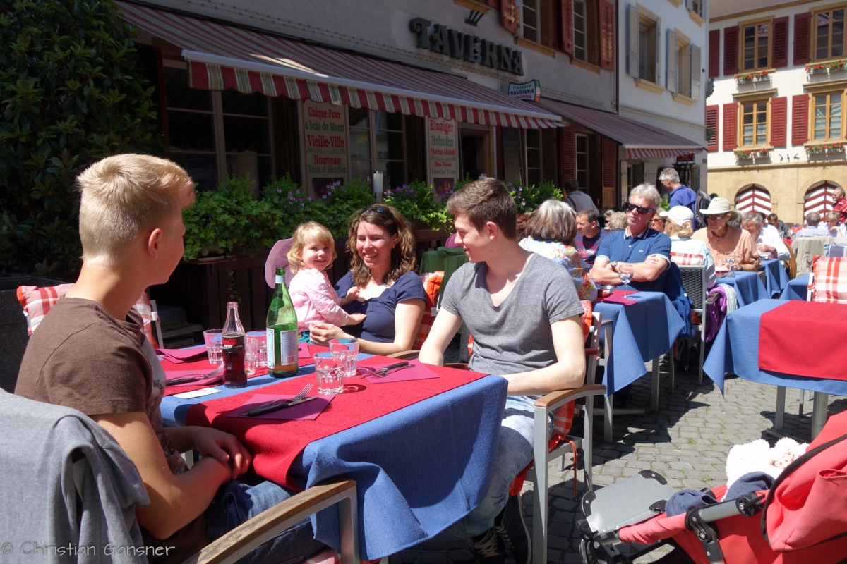 Mittagessen in den Gassen Murtens    