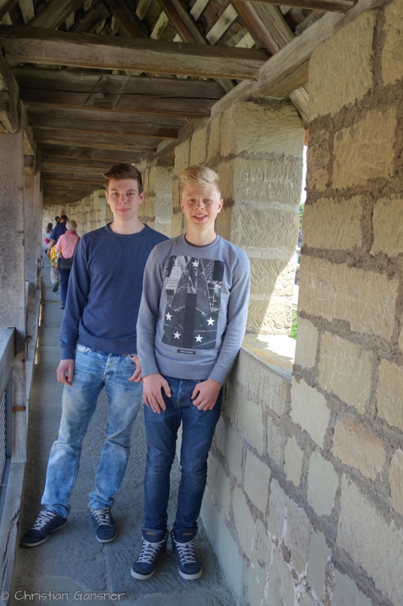 Michael und Pascal im alten Wehrgang    