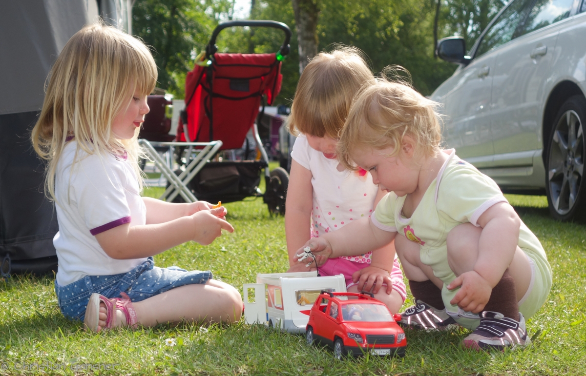 Spielen mit Nachbars Kindern      