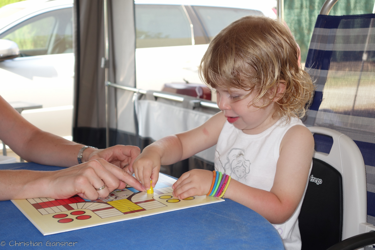 Spielen im Schatten während der Mittagssonne                     
