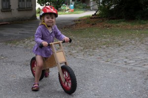 Flurina beim Laufradfahren